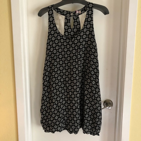 Tops - Black and white top